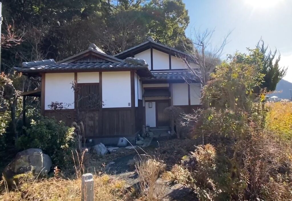 古民家の外観。駐車場付きの5DKでした（兵庫県佐用町）