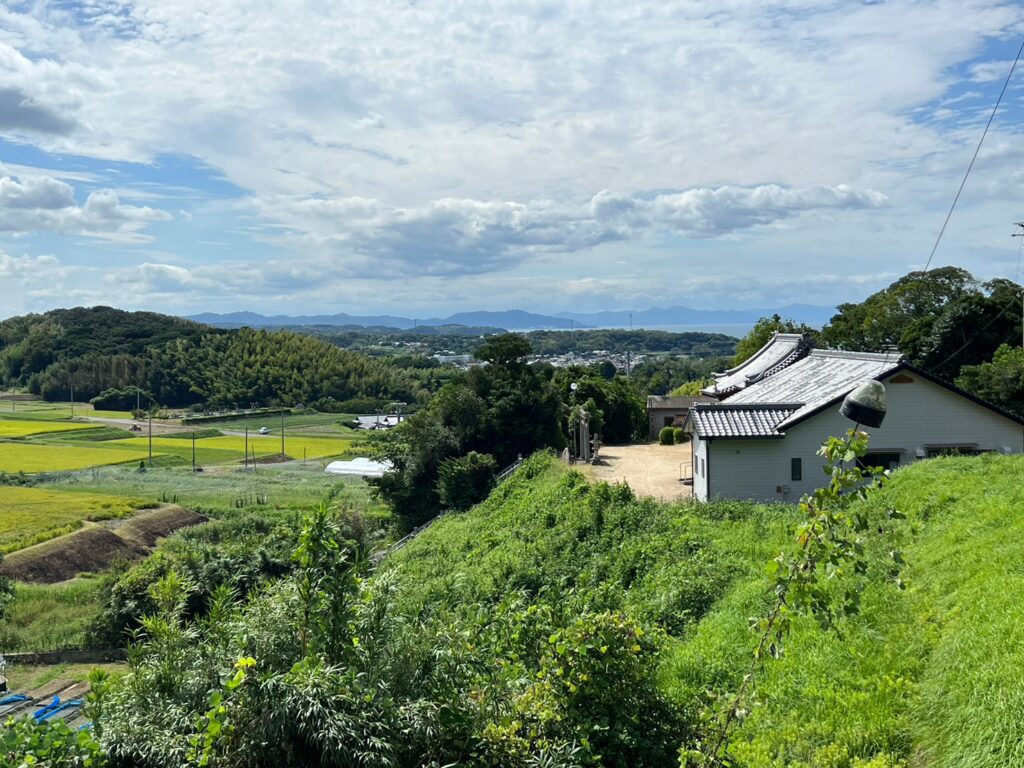洲本市五色町。田んぼの向こうに集落、その先に海。淡路島の農地付き物件はだいたいこういう場所にあります