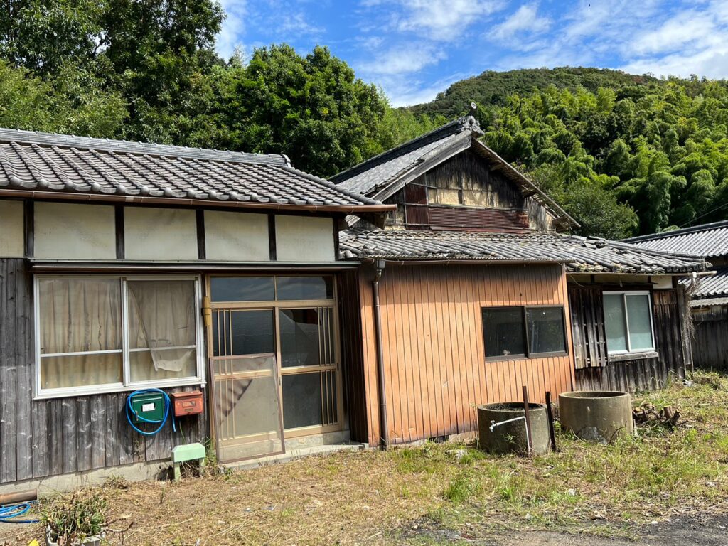 母屋の古民家。瓦と下見板の、淡路によくある形です