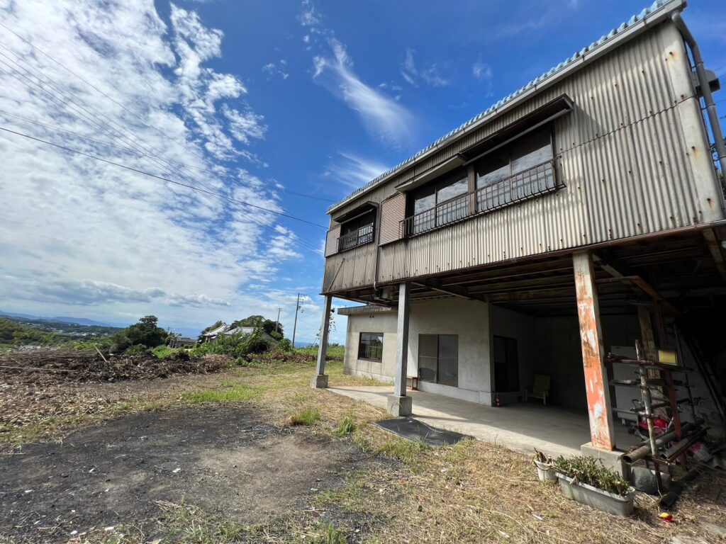 鉄骨造の建物。ガレージハウスにできそうな造りでした