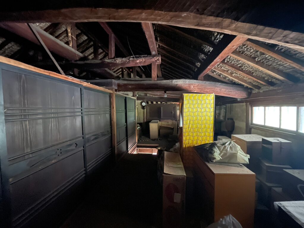 屋根裏の小屋組。1930年の仕事です