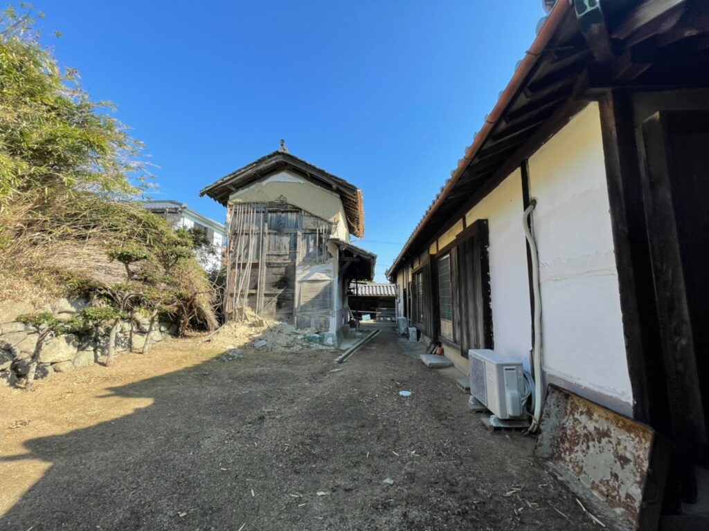 敷地内の通路。建物が並んでいる様子が分かります
