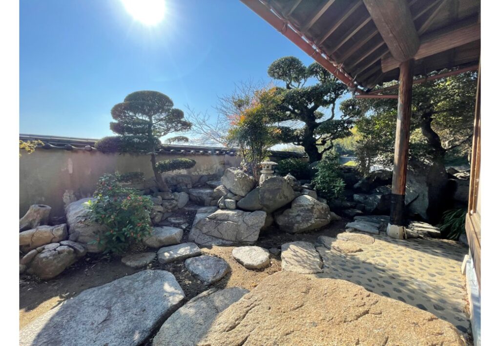 縁側から見える日本庭園。石の据え方に手が入っています