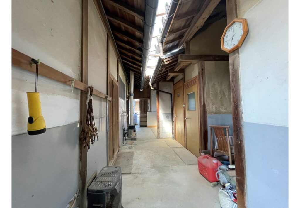 土間の通り。生活と作業がつながる造りです