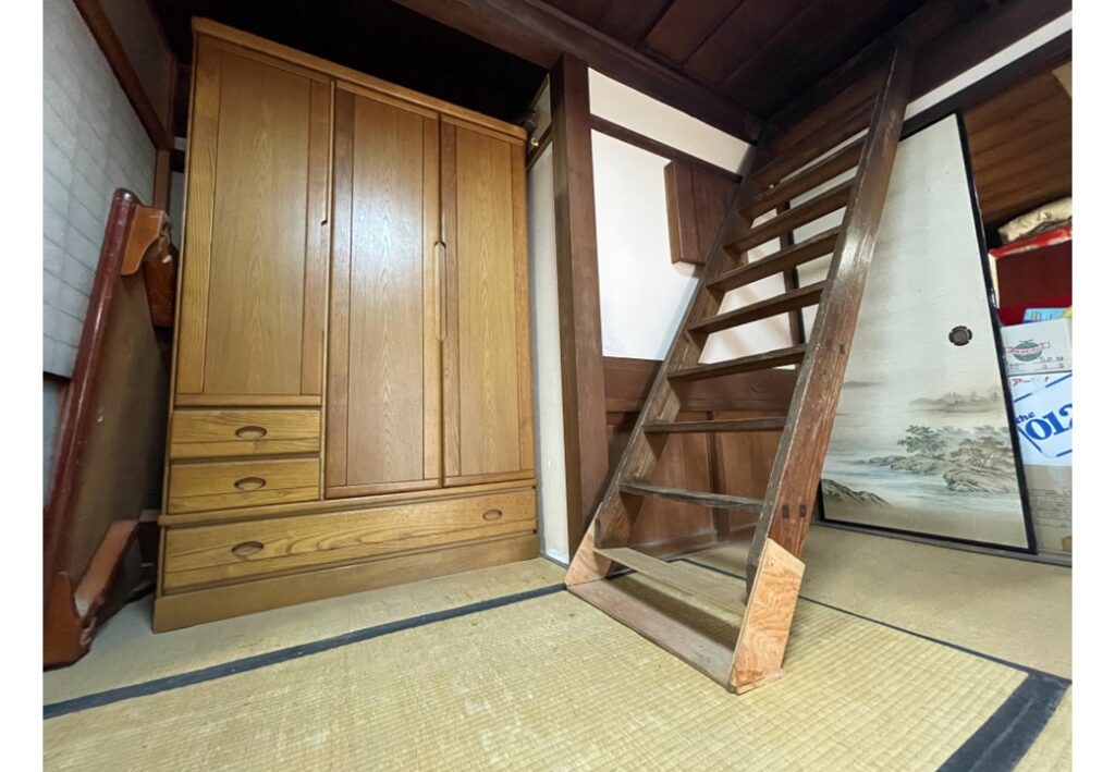 階段箪笥。造作もそのままです