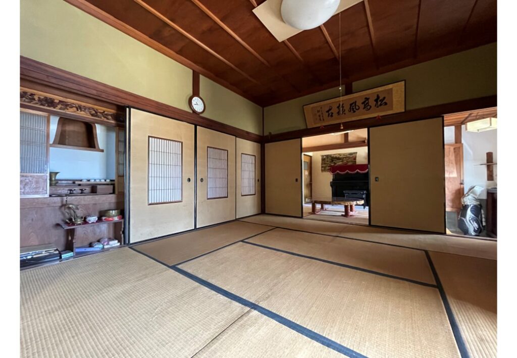 仏間まわり。欄間と建具が残っています