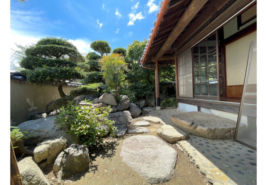 立派な日本庭園。奈良県から取り寄せた一本杉もあります
