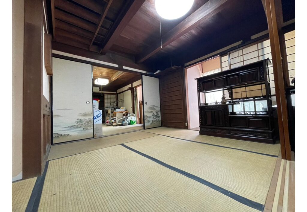和室。欄間と建具が残っています