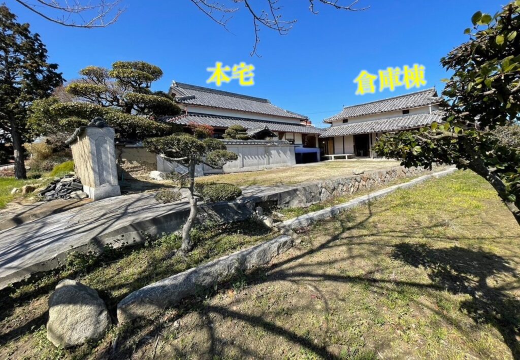 本宅と倉庫棟。手前の石垣まで敷地です