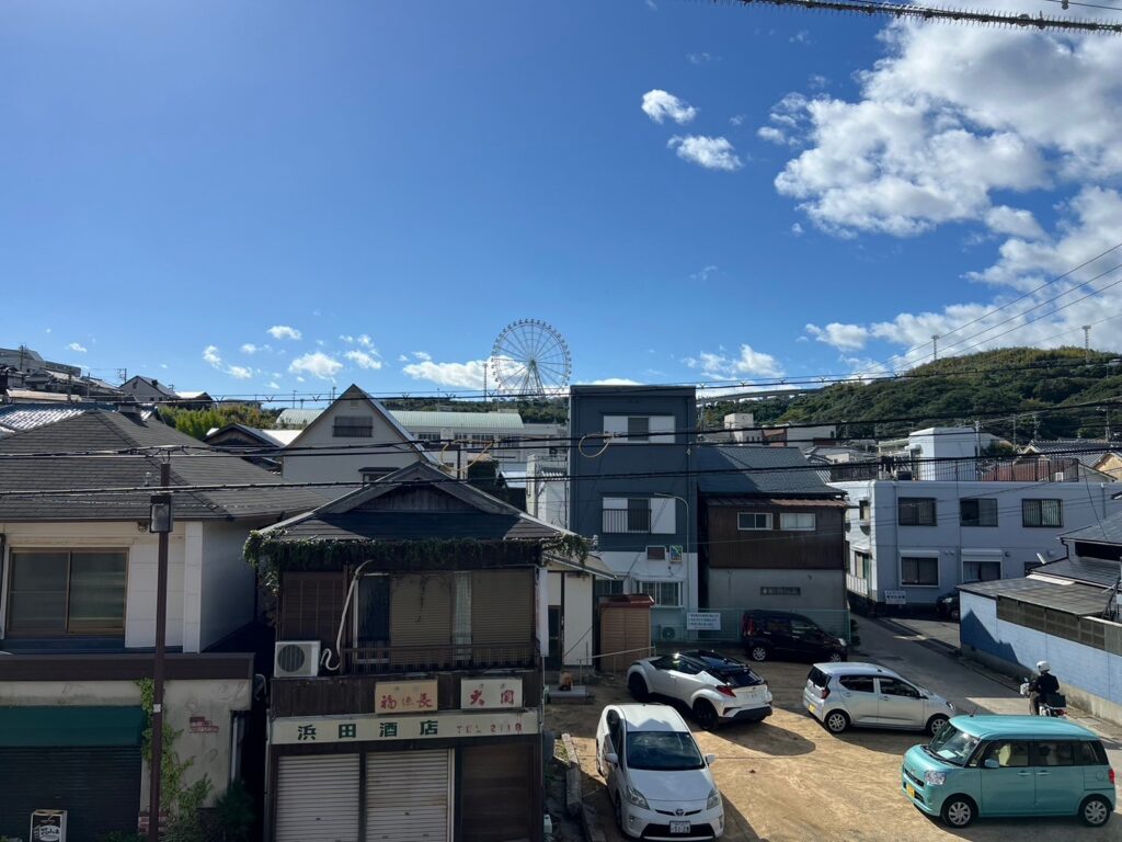 二階のベランダから。淡路SAの大観覧車が見えます