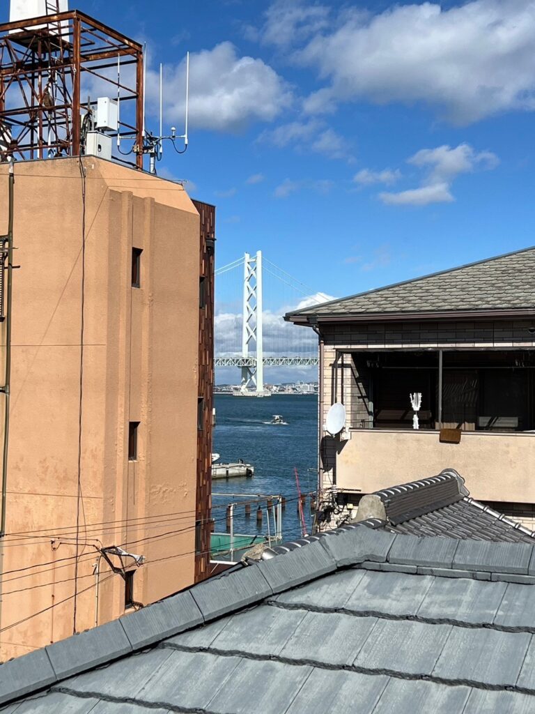「ちょこんと屋根」の窓からの眺望。明石海峡大橋が、ちょこんと見えます