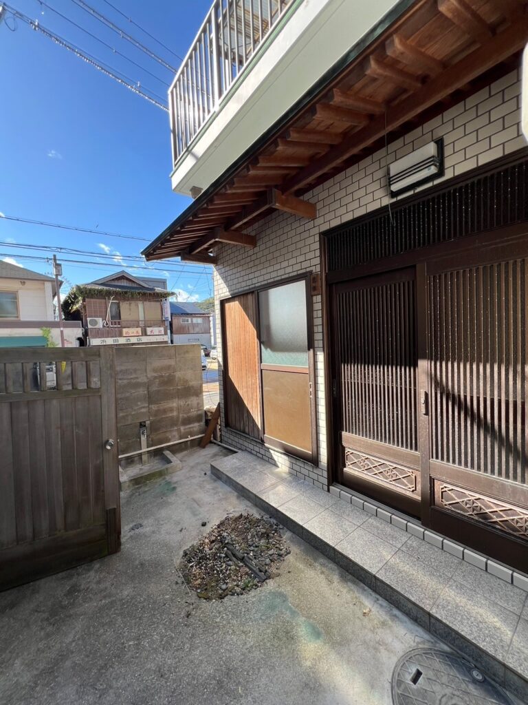 南向きの玄関。門の内側も広々