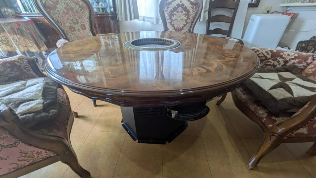 建物一体型の無煙ロースターが仕込まれた円卓