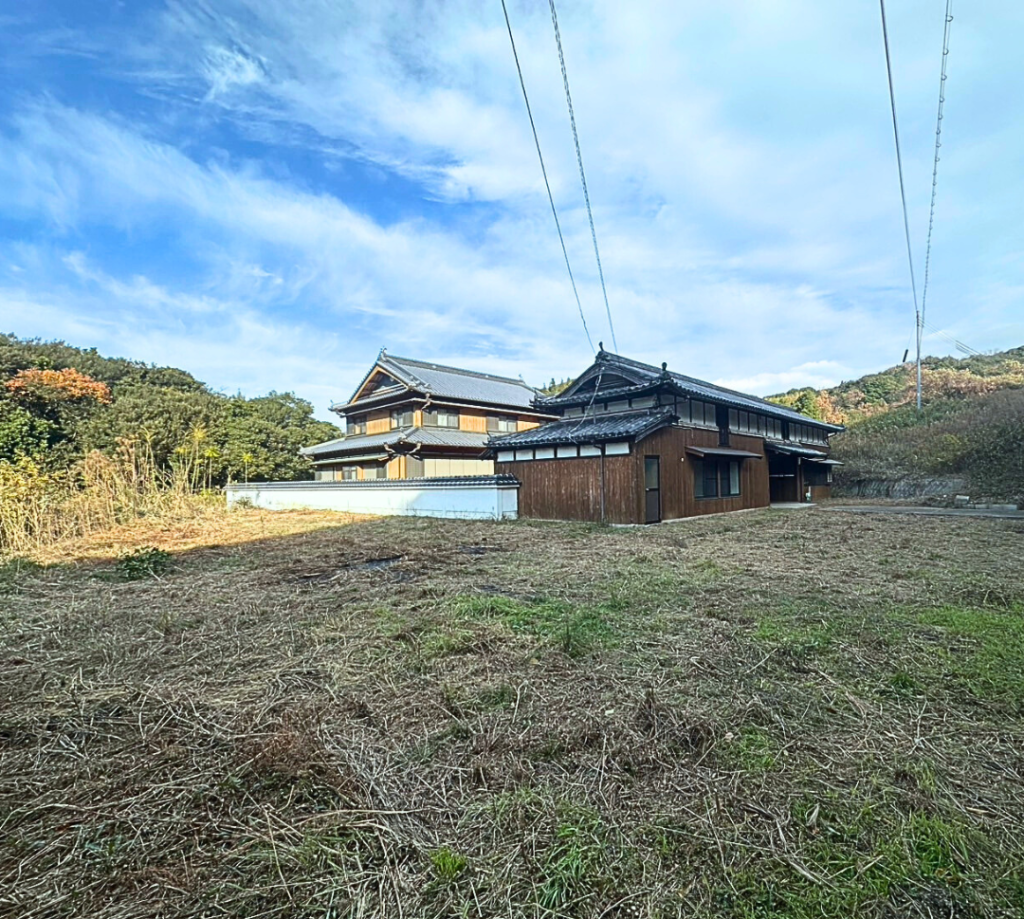 ポツンと一軒家のような日本家屋。田畑だけでなく山林も付いてきます