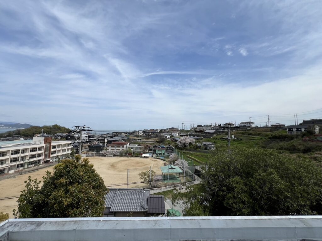 反対側。空が広く、江島までくっきり見渡せます
