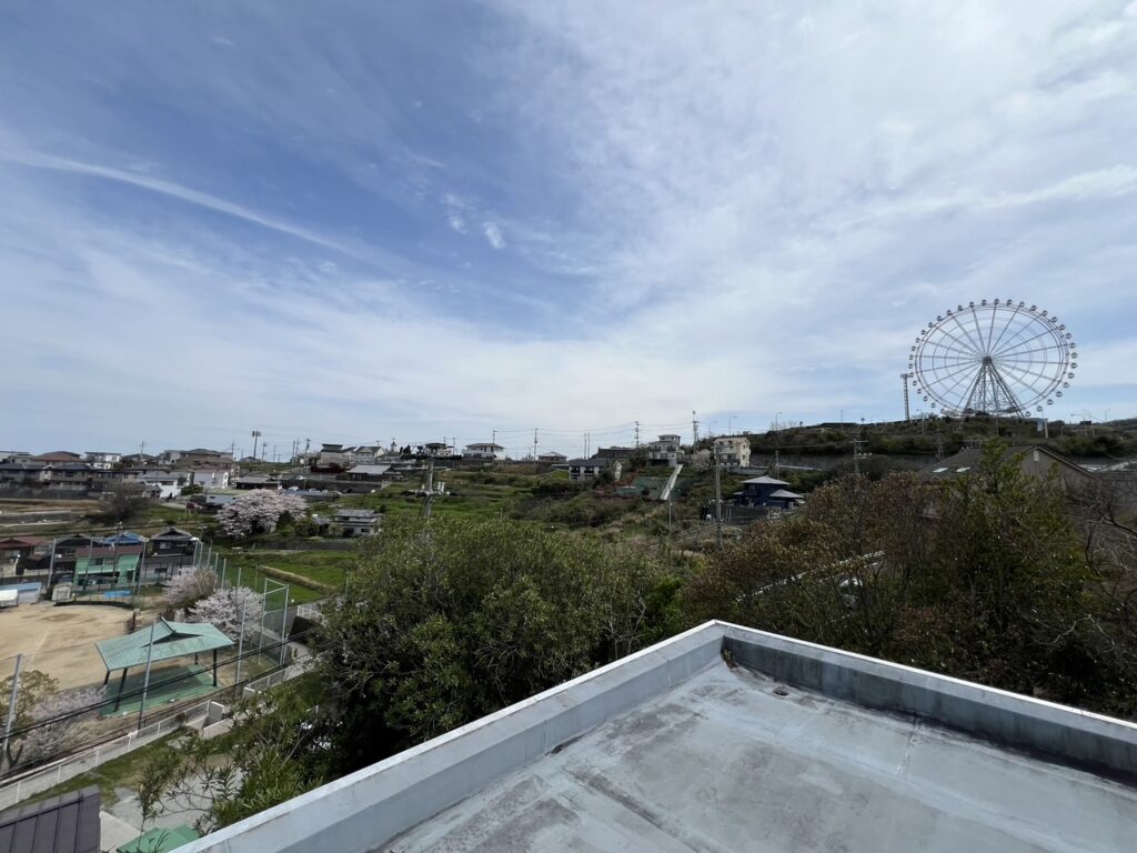 岩屋の街並みと、淡路SAの大観覧車