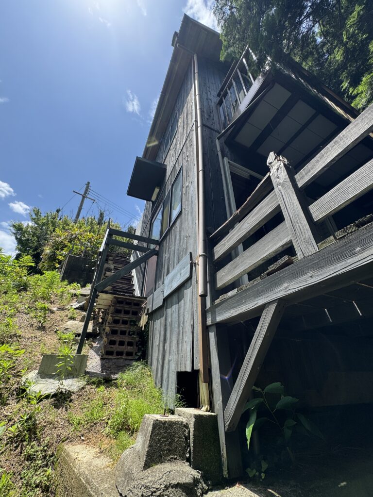 ログハウスへは外付けの階段から。母屋とは動線が分かれています
