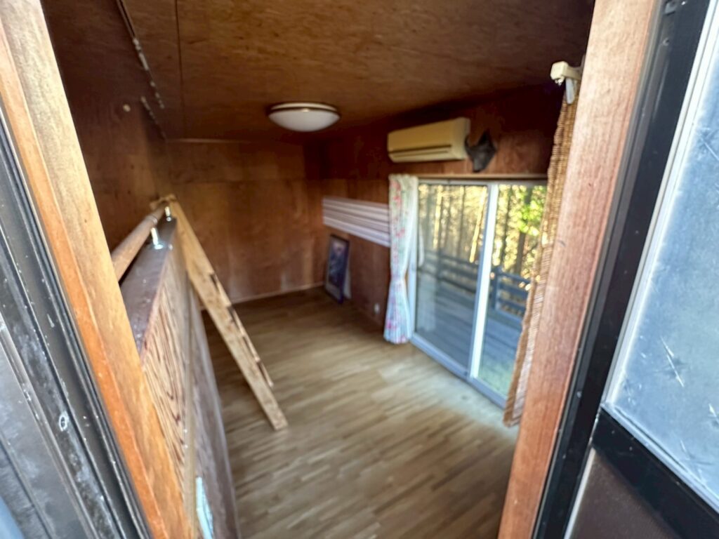 母屋の中。シンプルな造りです