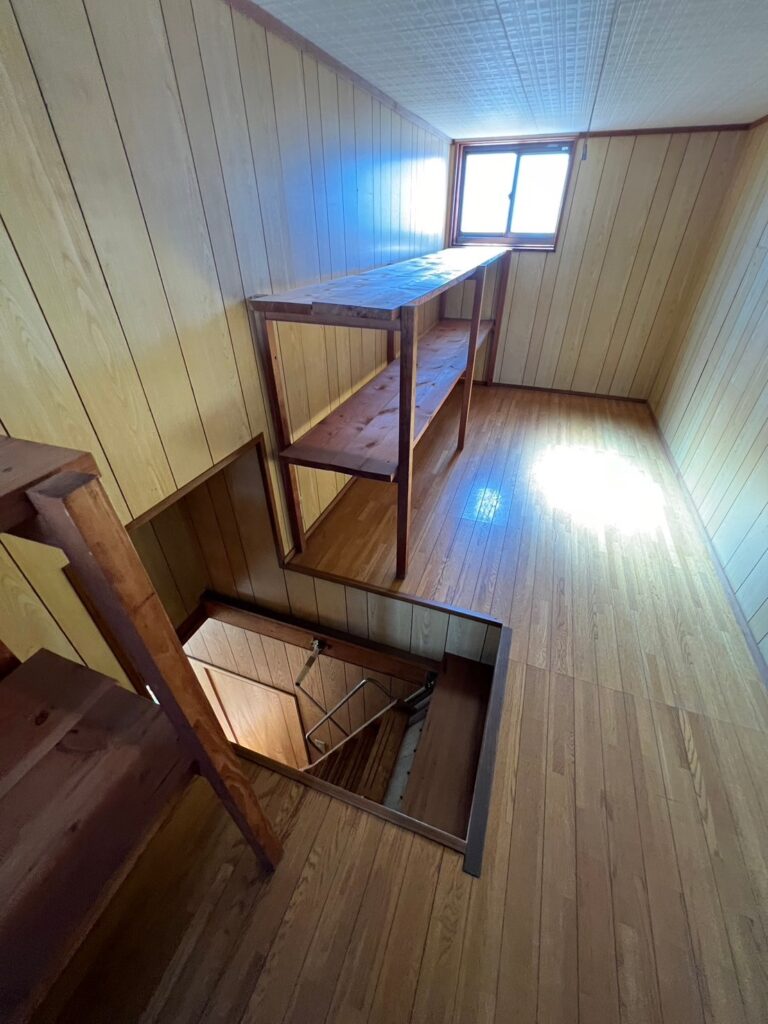 屋根裏へ上がる階段
