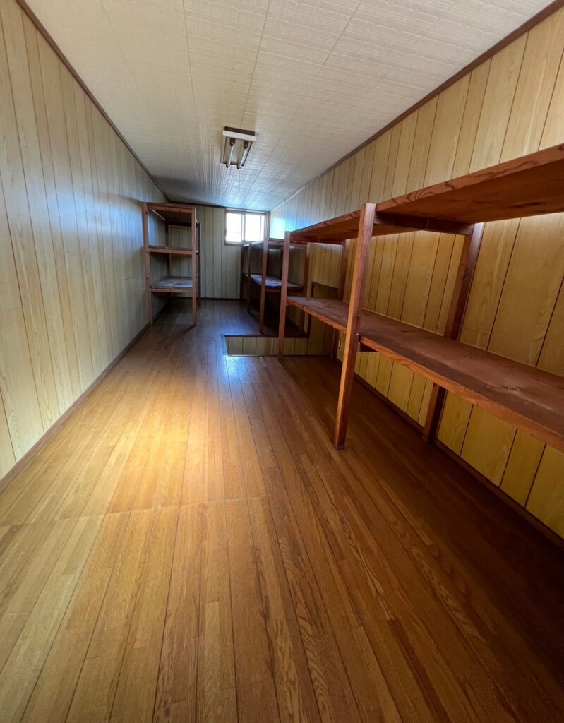 屋根裏部屋。10帖以上あり、棚も付いています