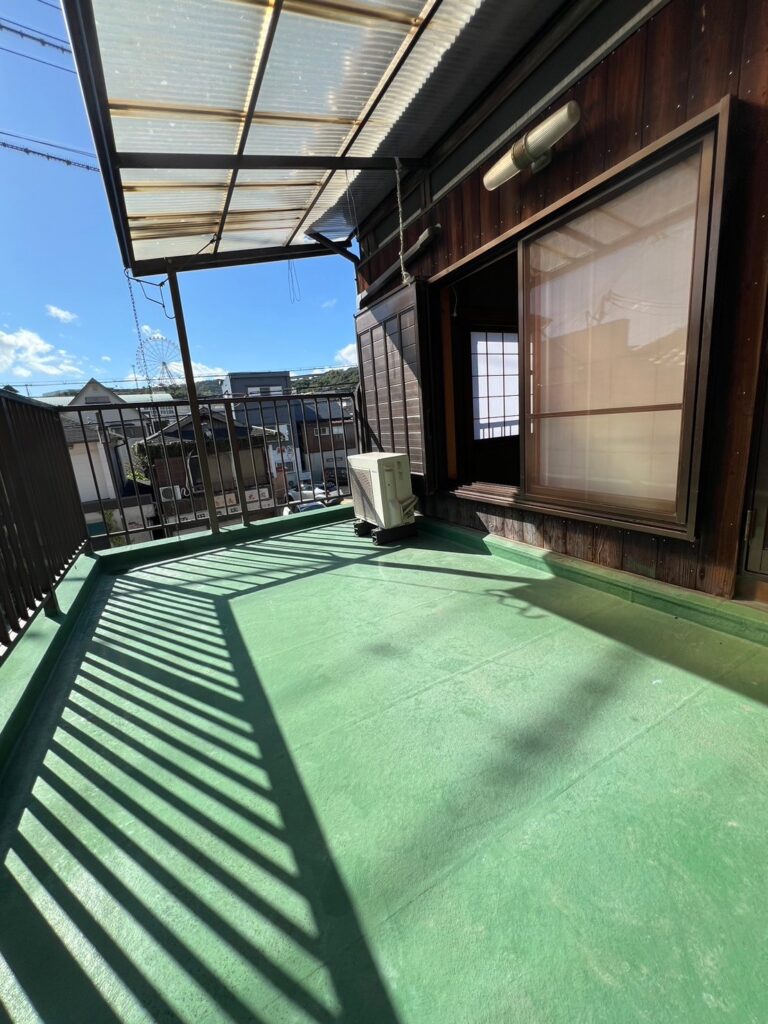 2階のバルコニー。洗濯物もよく乾きます。ここから淡路SAの大観覧車が見えました