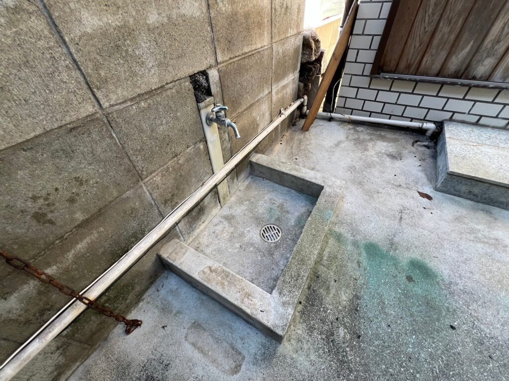 玄関手前の洗い場。足も、サンダルも、浮き輪もここで洗えます