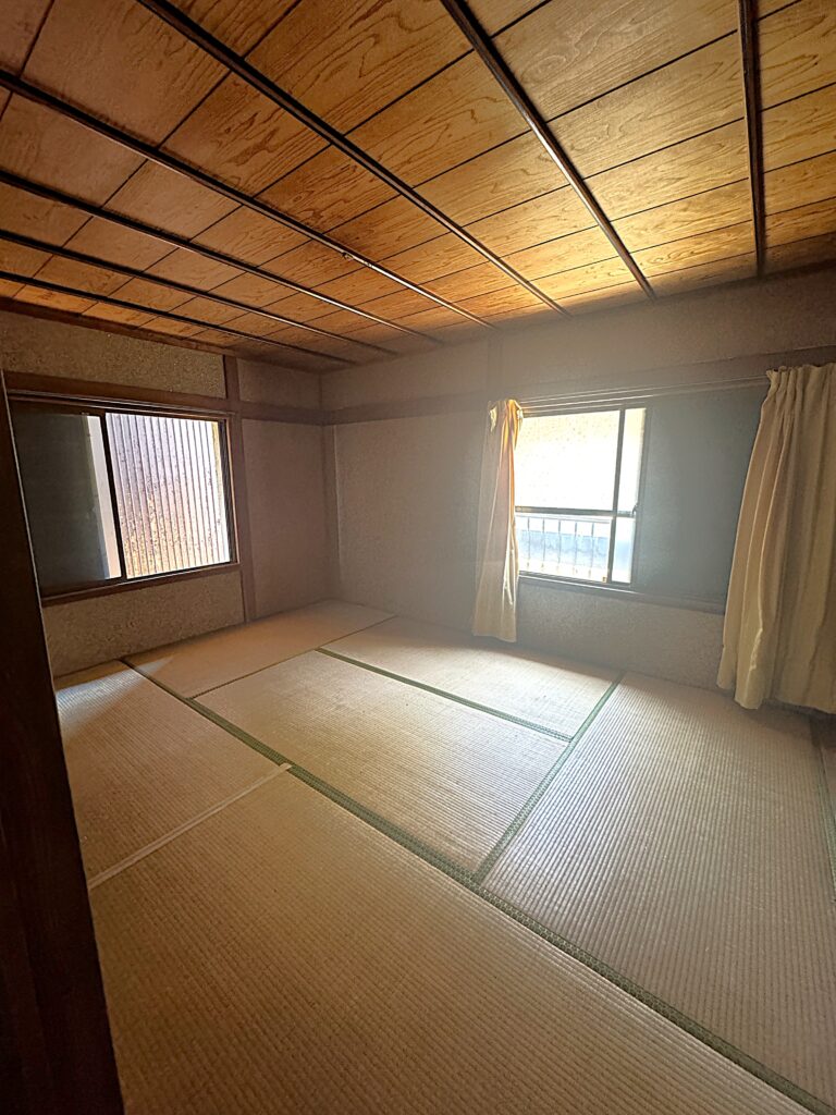 もう一室。窓が大きく、光がよく入りました