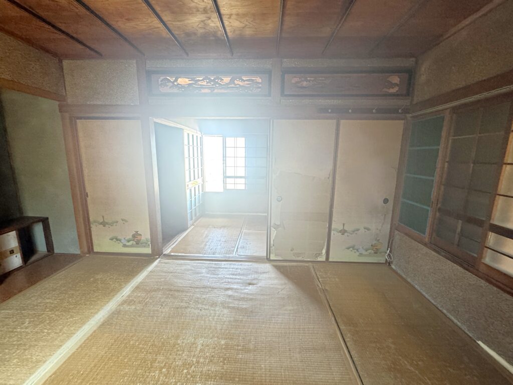 2階の和室。欄間と大黒柱の模様が凝っていました