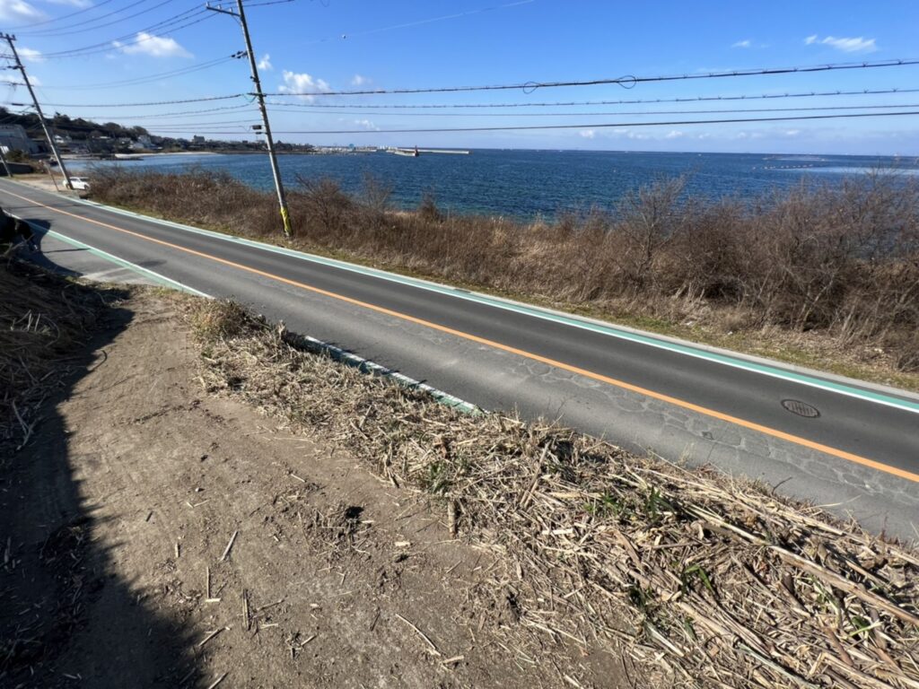 県道沿い。車の流れが見える立地です