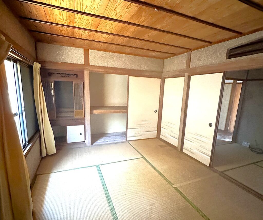 一階の和室。天井が高く、収納も十分
