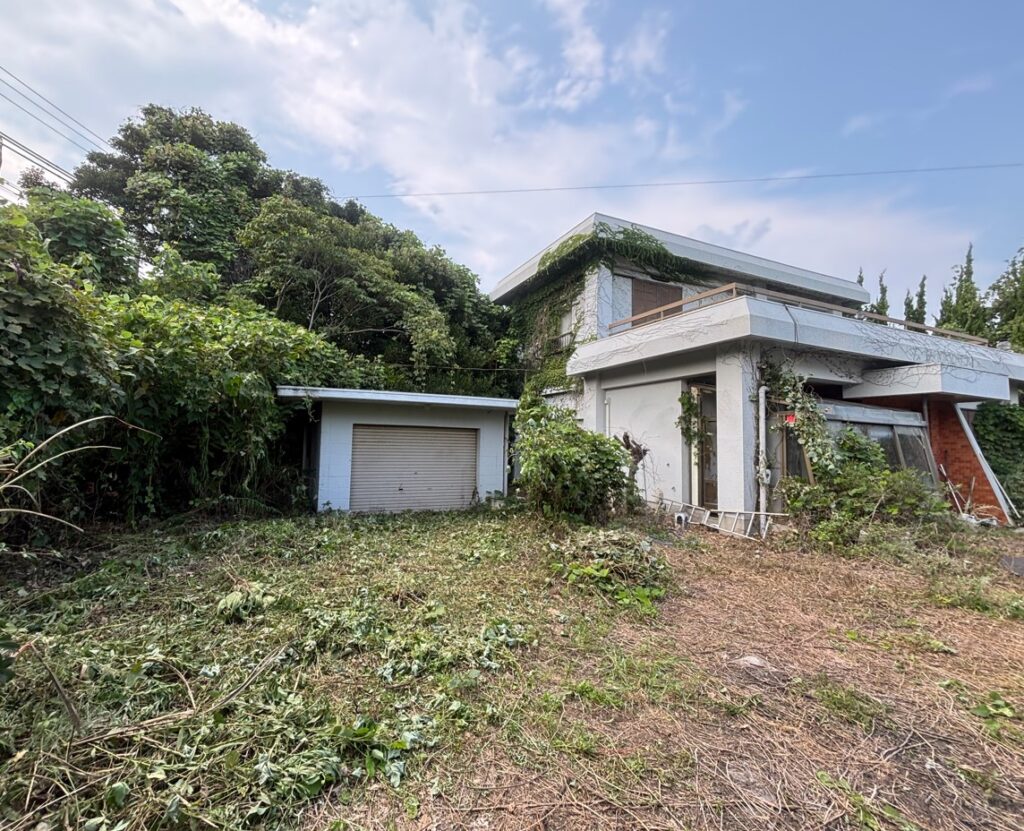 刈ったあと。ガレージと建物が見えるようになりました