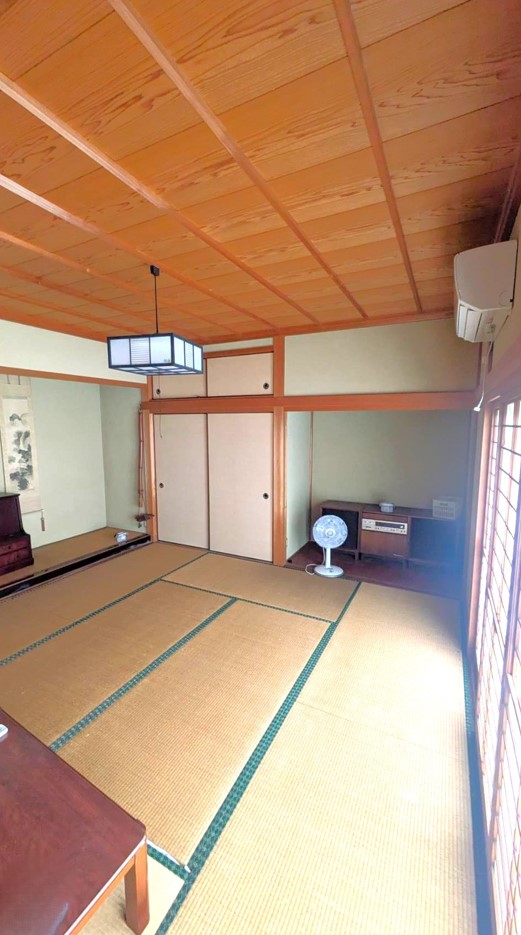 渡り廊下の先にあった、床柱のある本床の和室。約8帖