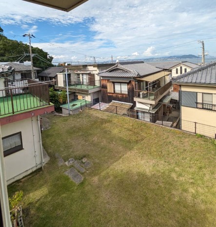 別邸まわりの芝生と、岩屋の家並み