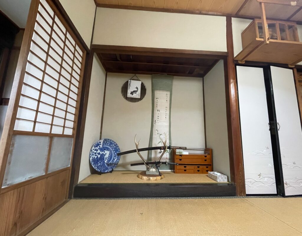 床の間。掛け軸と生花が置かれた状態でお預かりしました