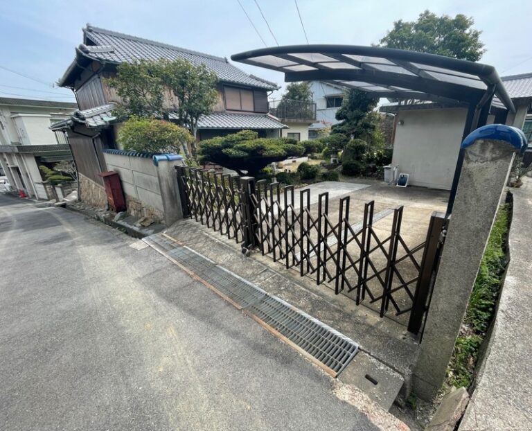 門から入ったところ。竹垣と敷石、奥にカーポート