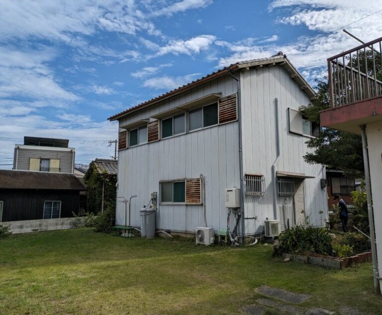別邸。手前の芝生ゾーンもすべて敷地内です