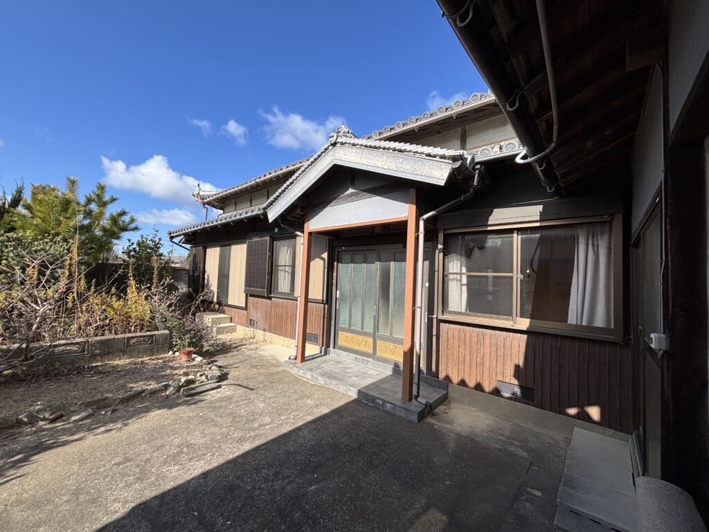 前庭から母屋へ。建物は密集しておらず、風が抜けます