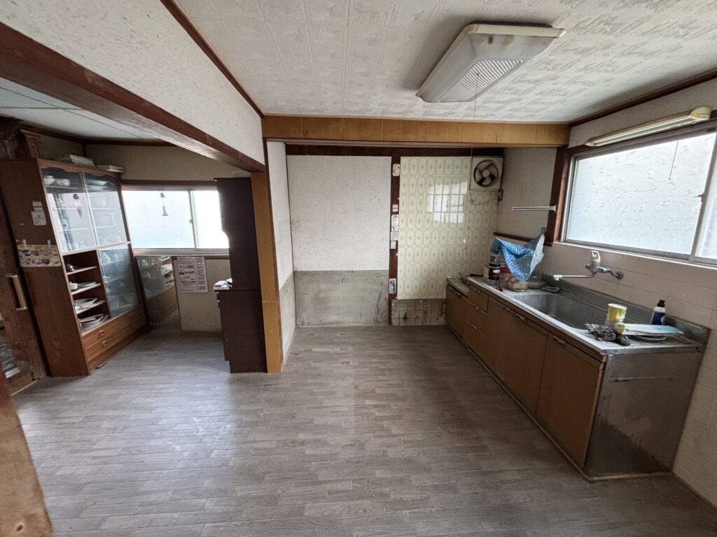 ダイニングキッチン。水回りは手を入れる前提でご覧ください