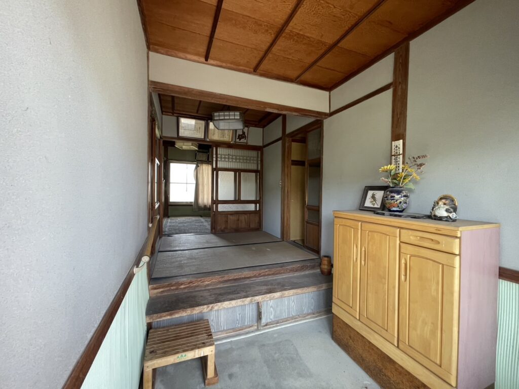 玄関の土間と上がり框。ここだけで家の年季が分かります