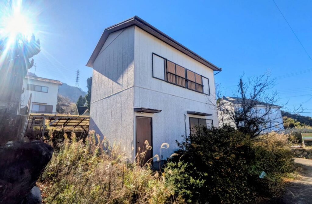外観。周辺の建物はまばらで、圧迫感がありません