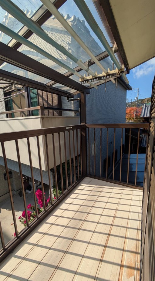 二階のベランダ。日よけの屋根付き、洗濯機を置ける幅がありました