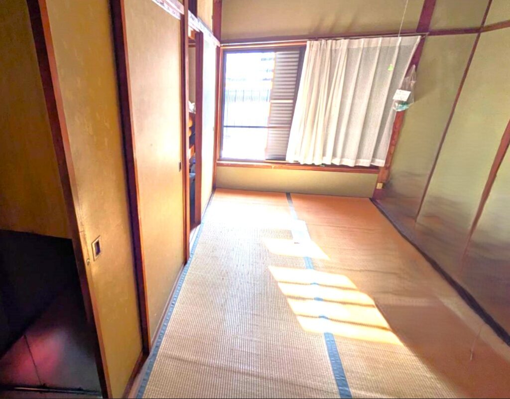 光が入る廊下まわり。窓が多いのがこの家の強みでした