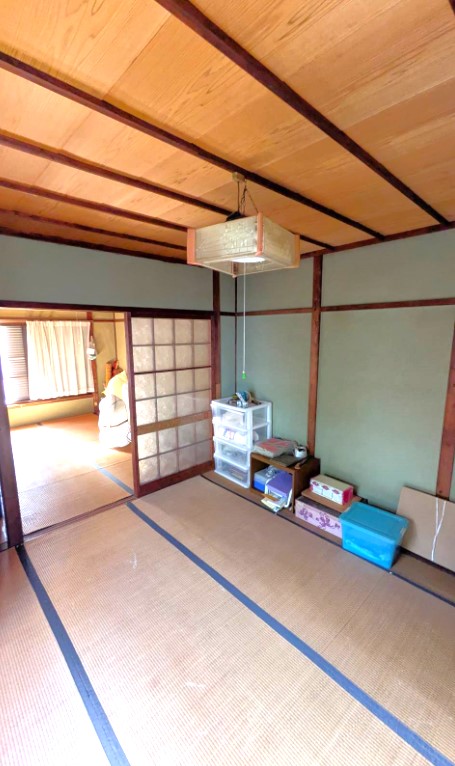 二階の和室。天井が高く、収納もありました