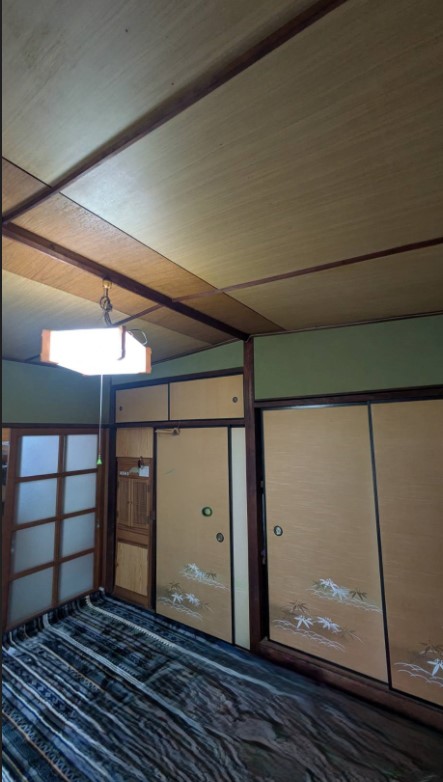 一階の居間。畳と建具はそのままの状態でした