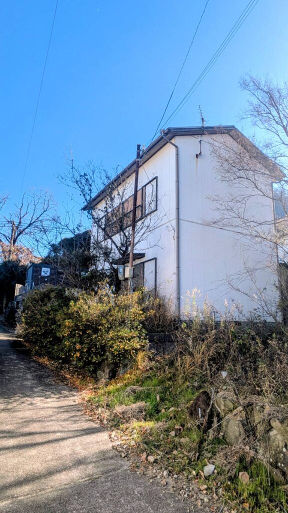 物件までのアプローチ。坂を上がったところに建っています