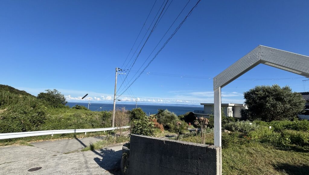 海が見える土地。眺めはいいのですが、この立地こそ手続きが増えます