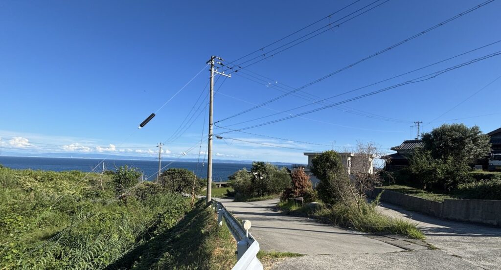 坂を下りると海。この景色が魅力であり、同時に制限区域でもあります