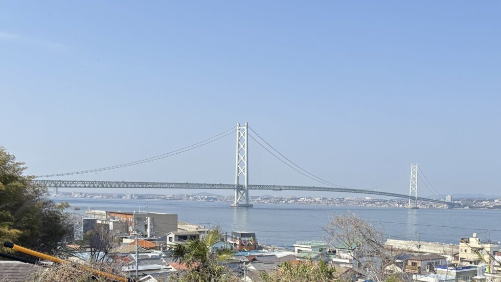 庭から見た明石海峡大橋と大阪湾。対岸は神戸・明石です