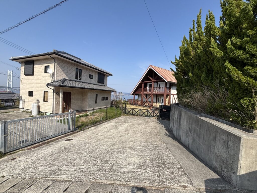 道路からのアプローチ。車は複数台停められます