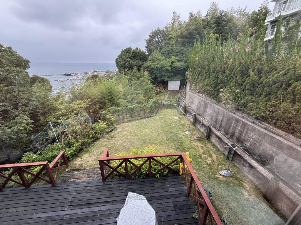 庭の海側。木々の向こうが海です